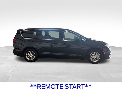 Used 2023 Chrysler Pacifica Touring-L FWD image 9