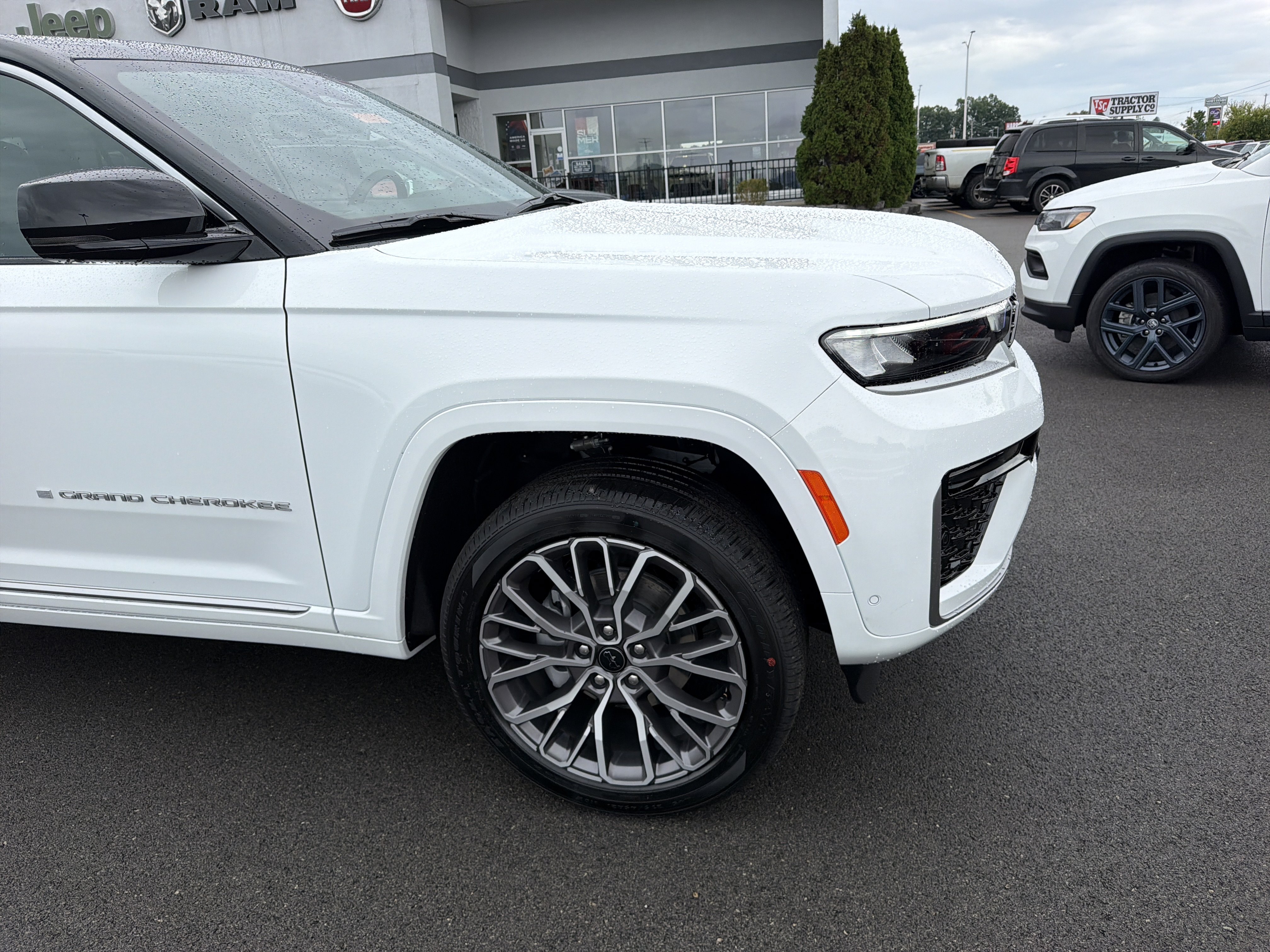New 2027 Jeep Grand Cherokee Summit AWD/4WD image 4