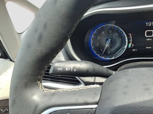 Used 2024 Chrysler Pacifica Touring-L FWD image 23