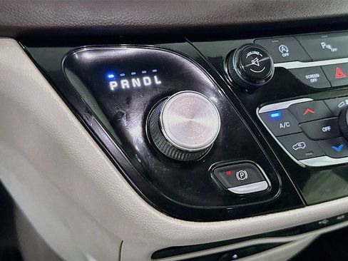 Used 2017 Chrysler Pacifica Touring-L Plus FWD image 17