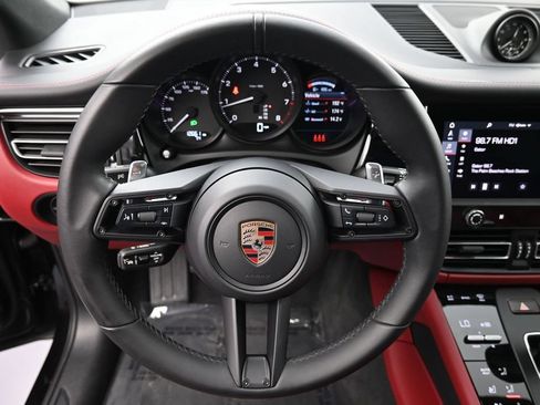 Certified 2025 Porsche Macan AWD/4WD image 19