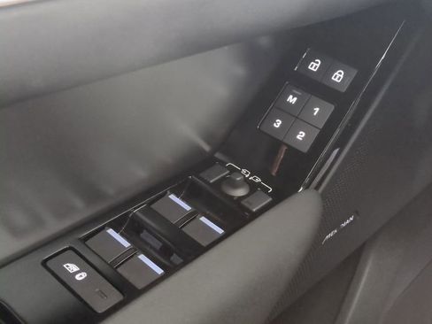 Used 2025 Land Rover Range Rover Velar Dynamic SE image 31