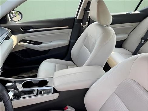 Used 2023 Nissan Altima 2.5 SV w/ SV Premium Package FWD image 9