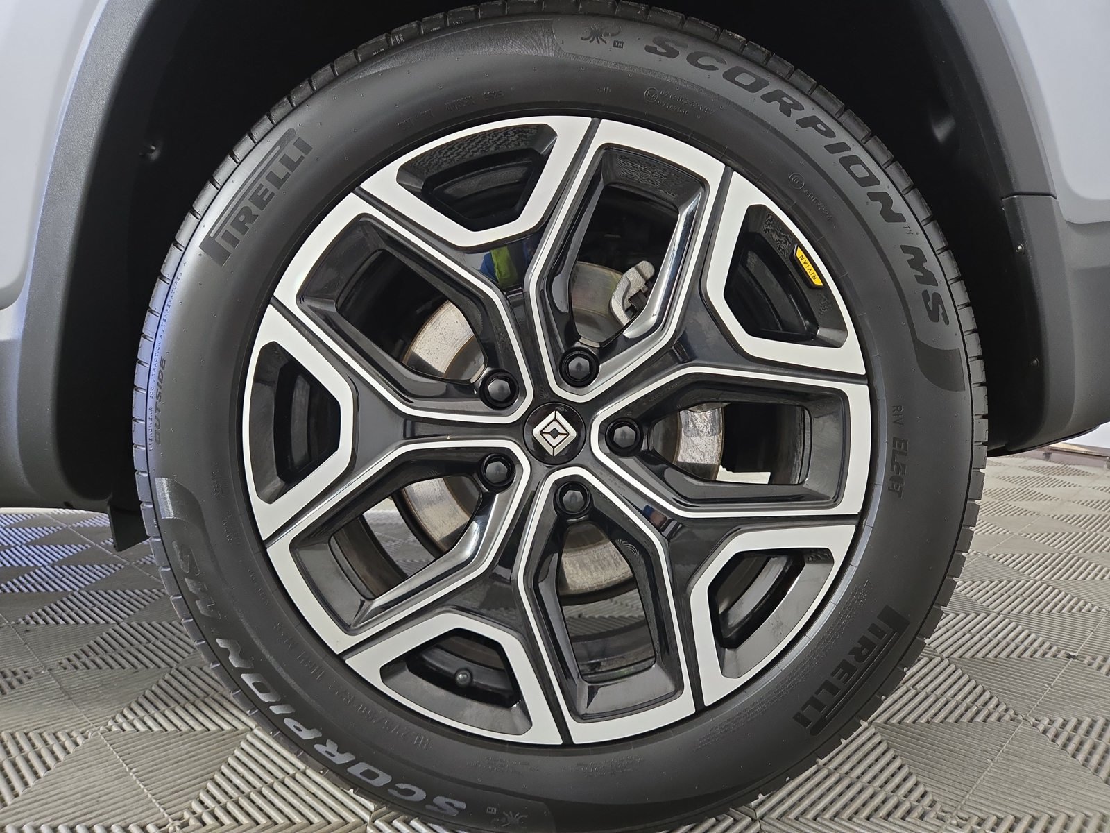 Used 2025 Rivian R1S Adventure Dual AWD/4WD image 10