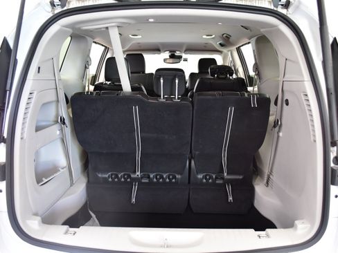Used 2024 Chrysler Pacifica Touring-L FWD image 8