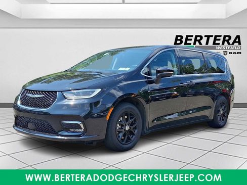 Used 2023 Chrysler Pacifica Touring-L FWD image 3