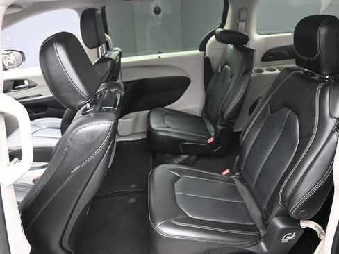 Used 2023 Chrysler Pacifica Touring-L w/ Uconnect Theater Family Group AWD/4WD image 14