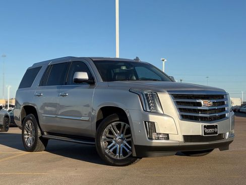 Used 2020 Cadillac Escalade Base image 2