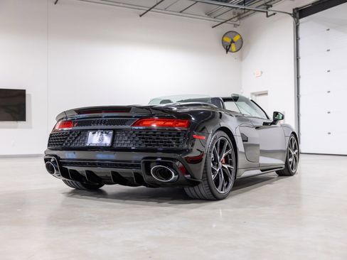 Used 2021 Audi R8 V10 w/ Premium Package image 4