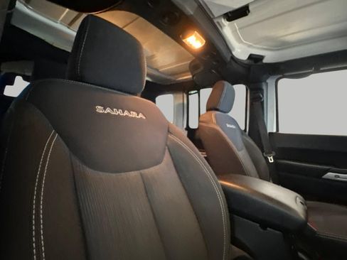 Used 2017 Jeep Wrangler Unlimited Sahara w/ Connectivity Group AWD/4WD image 18