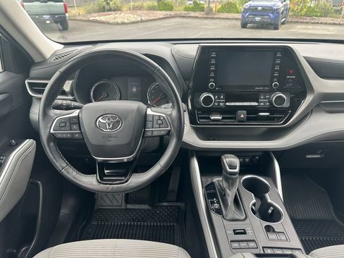 Used 2021 Toyota Highlander LE AWD/4WD image 15