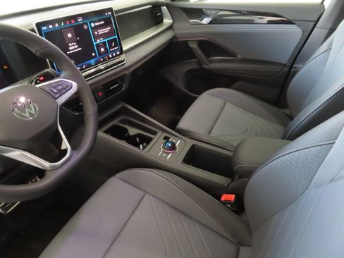 New 2026 Volkswagen Tiguan SE R-Line FWD image 22