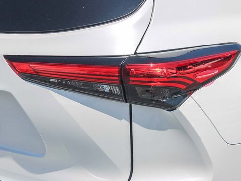 Used 2023 Toyota Highlander Limited FWD image 11
