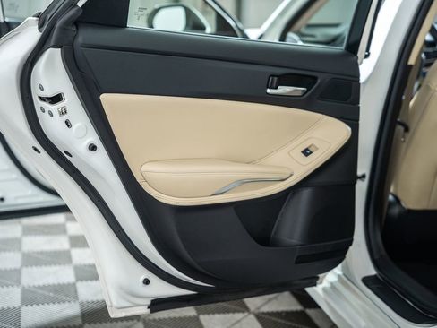 Used 2020 Toyota Avalon XLE w/ Moonroof Package image 39