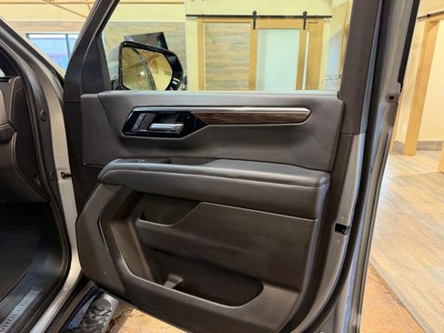 Used 2025 Chevrolet Suburban Z71 image 23