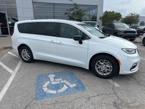 New 2026 Chrysler Pacifica Select image 40