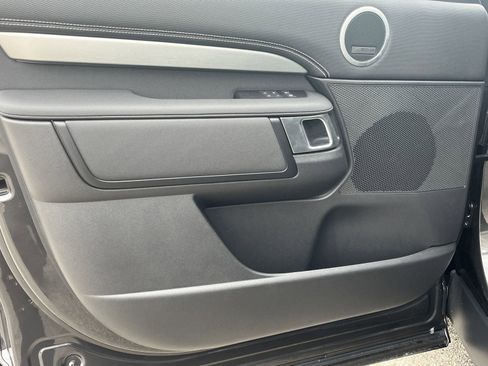 Used 2025 Land Rover Discovery Dynamic SE image 18