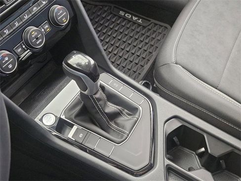 Used 2024 Volkswagen Taos SE image 19