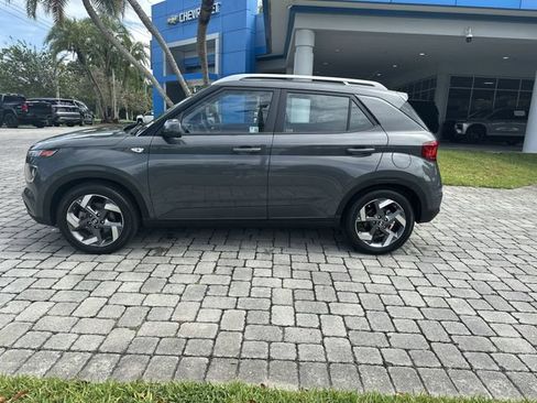 Used 2025 Hyundai Venue SEL FWD image 32