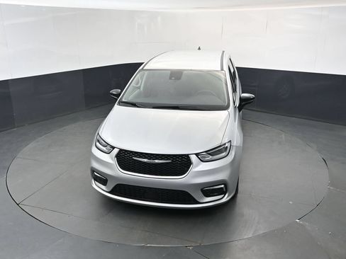 Used 2024 Chrysler Pacifica Touring-L FWD image 30