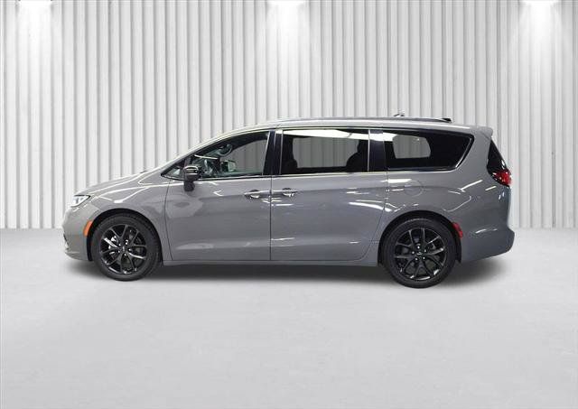 Certified 2025 Chrysler Pacifica Limited FWD image 7