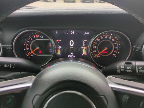 Used 2018 Jeep Wrangler Unlimited Sahara image 11