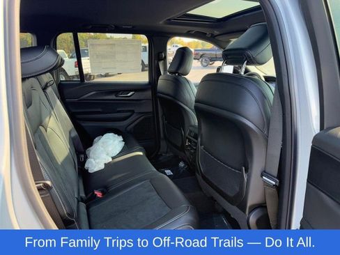 New 2025 Jeep Grand Cherokee Altitude image 5