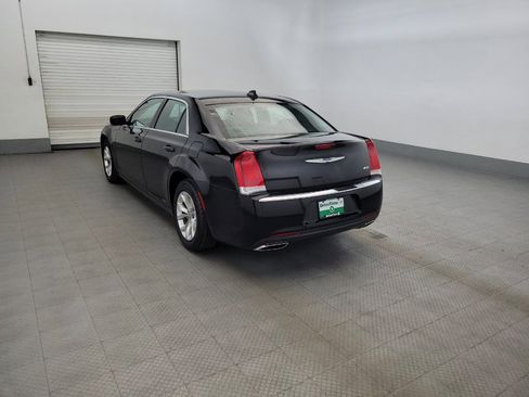 Used 2019 Chrysler 300 Touring RWD image 5