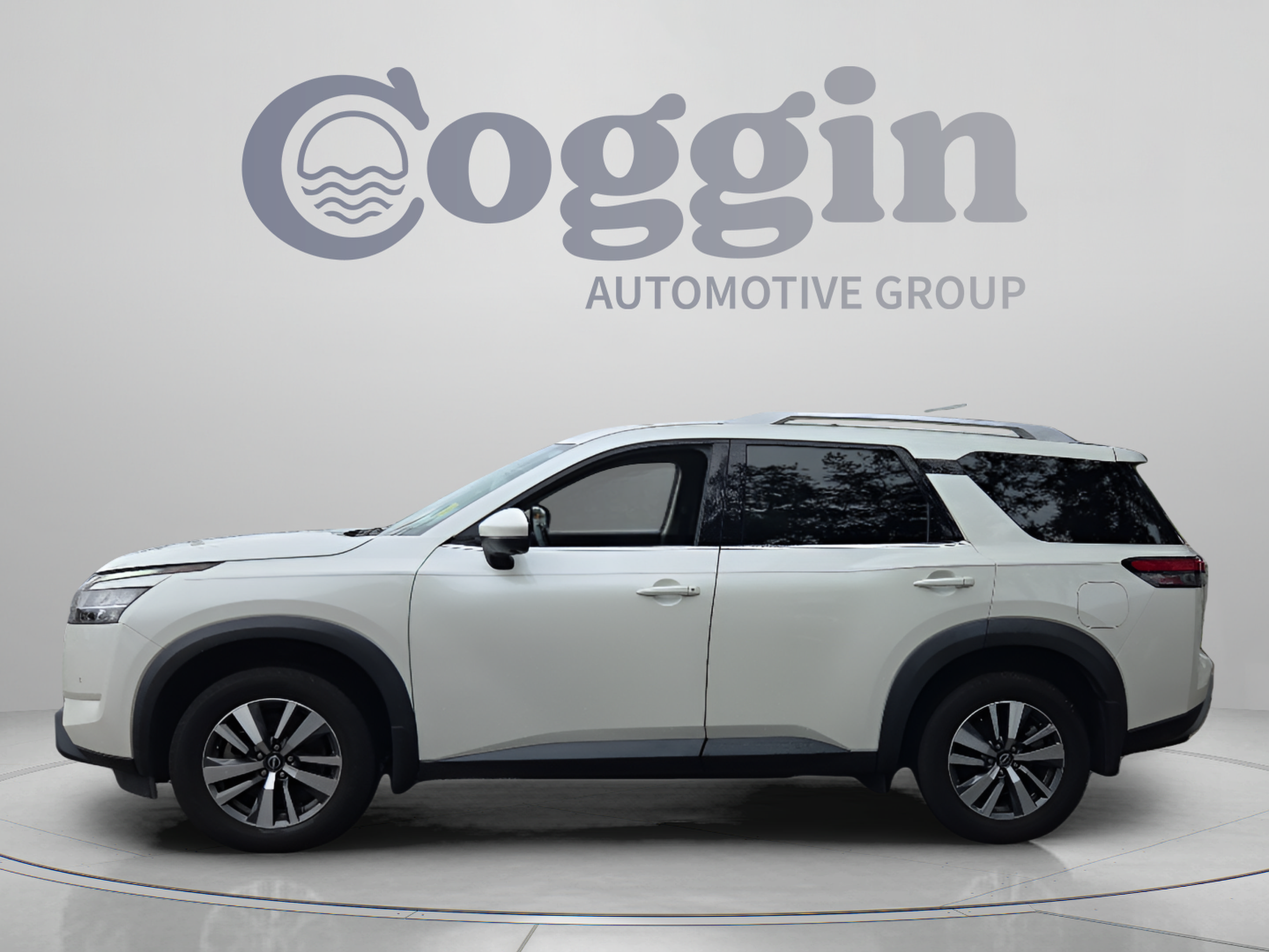 Used 2024 Nissan Pathfinder SL w/ Cargo Package FWD image 2