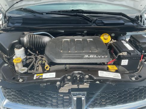 Used 2017 Dodge Grand Caravan SE w/ UConnect Hands-Free Group FWD image 11