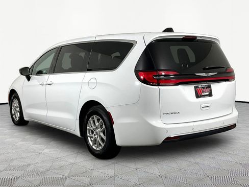 Used 2025 Chrysler Pacifica Select FWD image 4