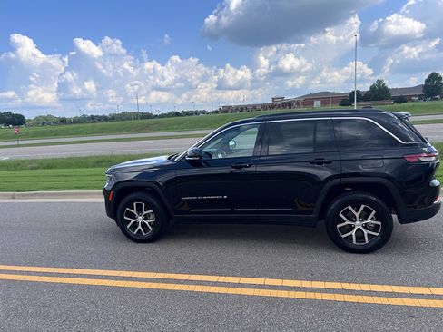 Certified 2025 Jeep Grand Cherokee Limited w/ Trailer Tow Package AWD/4WD image 8