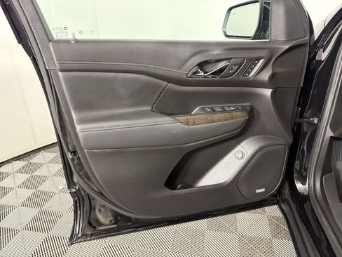 Used 2023 GMC Acadia Denali w/ Denali Ultimate Package FWD image 8