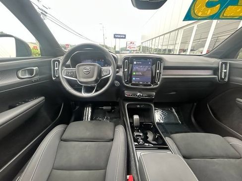 Certified 2025 Volvo XC40 B5 Plus AWD/4WD image 17