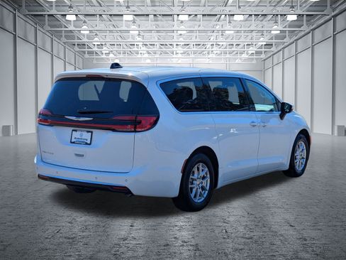 Used 2023 Chrysler Pacifica Touring-L FWD image 5