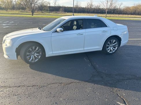 Used 2019 Chrysler 300 Limited RWD image 2