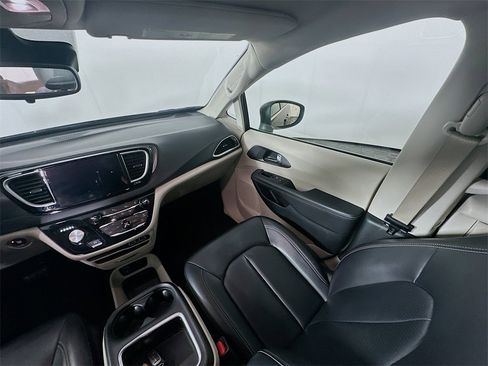 Used 2023 Chrysler Pacifica Touring-L image 11