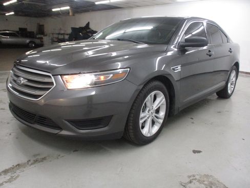 Used 2017 Ford Taurus SE FWD image 3
