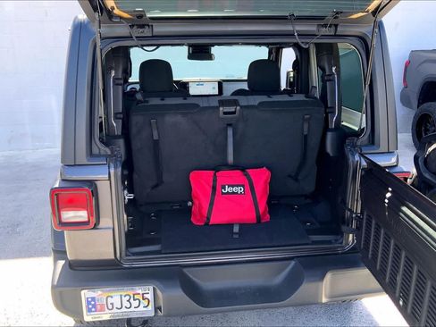 Used 2025 Jeep Wrangler Sport AWD/4WD image 18