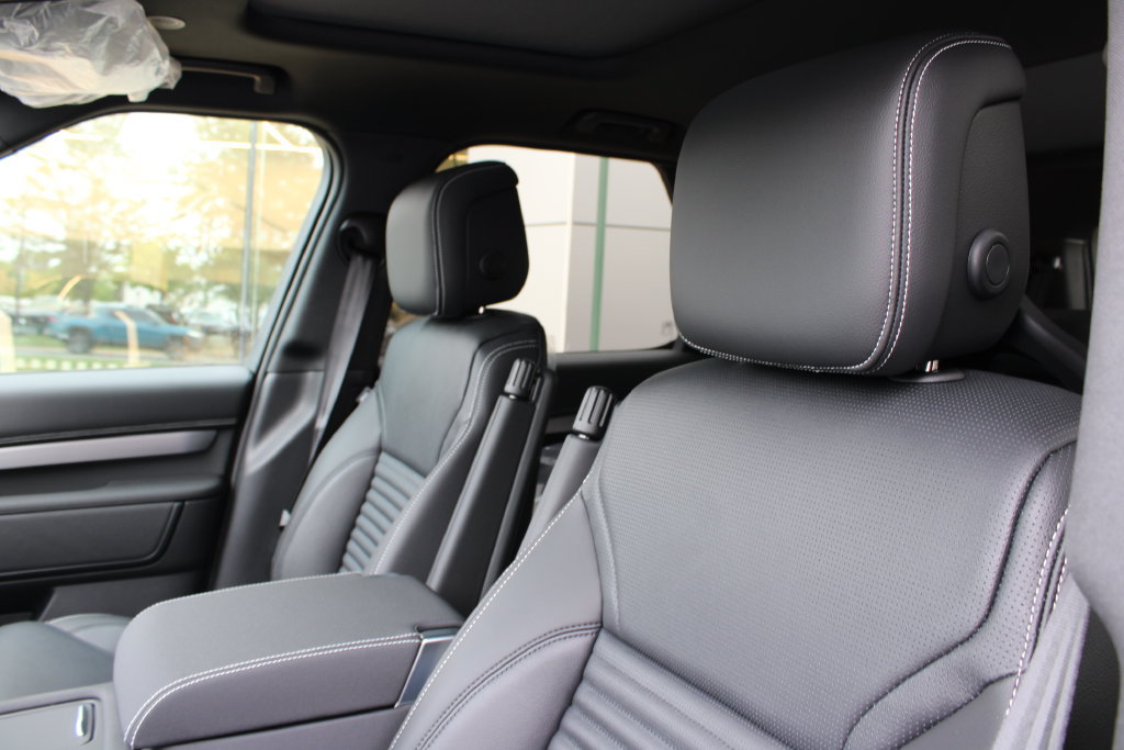 New 2026 Land Rover Discovery Dynamic SE AWD/4WD image 9