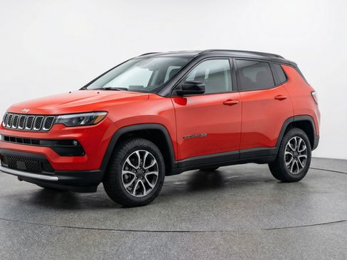 Used 2025 Jeep Compass Trailhawk image 3