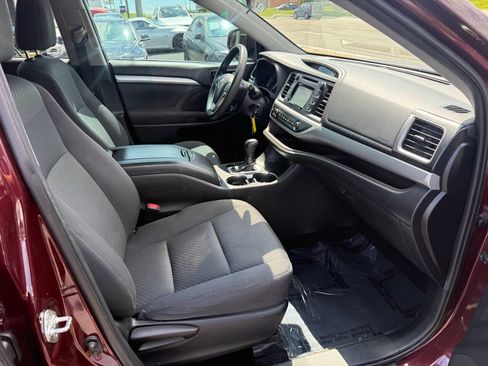 Used 2019 Toyota Highlander LE FWD image 9