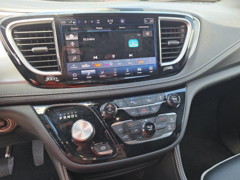 Used 2026 Chrysler Pacifica Limited FWD image 9