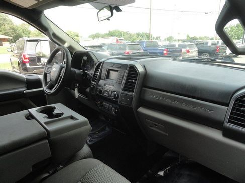 Used 2017 Ford Explorer XLT w/ Equipment Group 202A AWD/4WD image 18