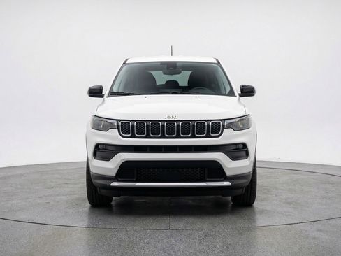 Used 2025 Jeep Compass Latitude AWD/4WD image 2