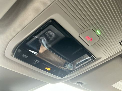 Used 2025 Volkswagen Atlas SE image 25