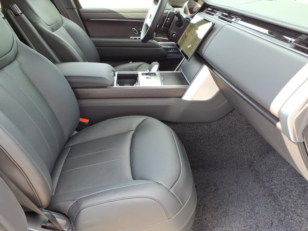 New 2026 Land Rover Range Rover Long Wheelbase SE AWD/4WD image 7