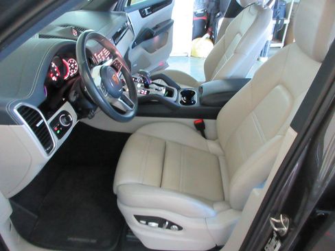 Used 2021 Porsche Cayenne S AWD/4WD image 9
