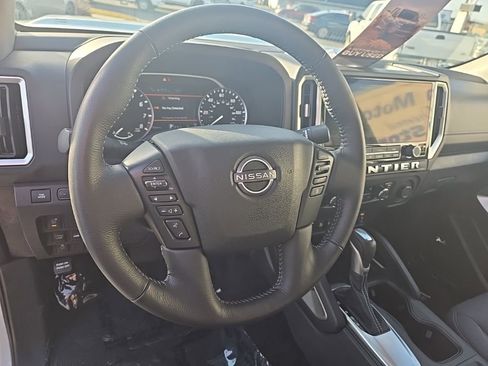 Used 2025 Nissan Frontier SV w/ SV Convenience Package image 15