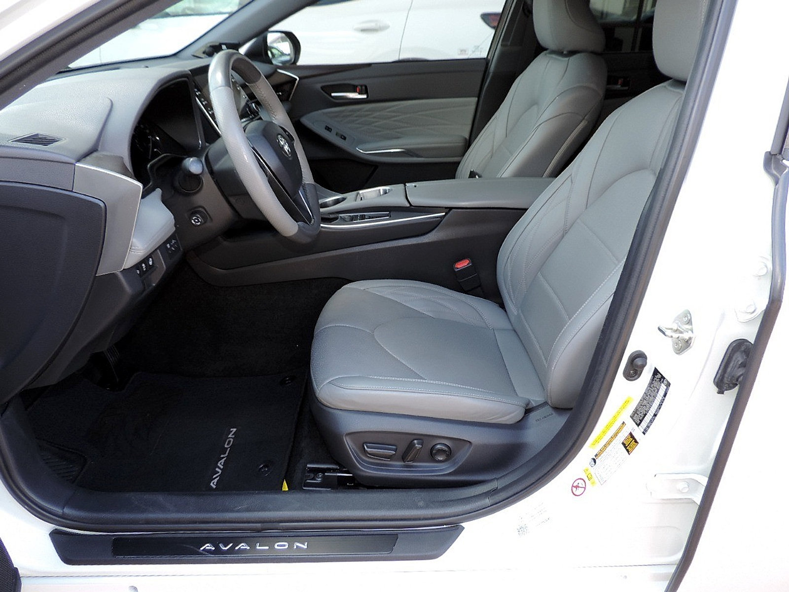 Used 2019 Toyota Avalon Limited FWD image 17